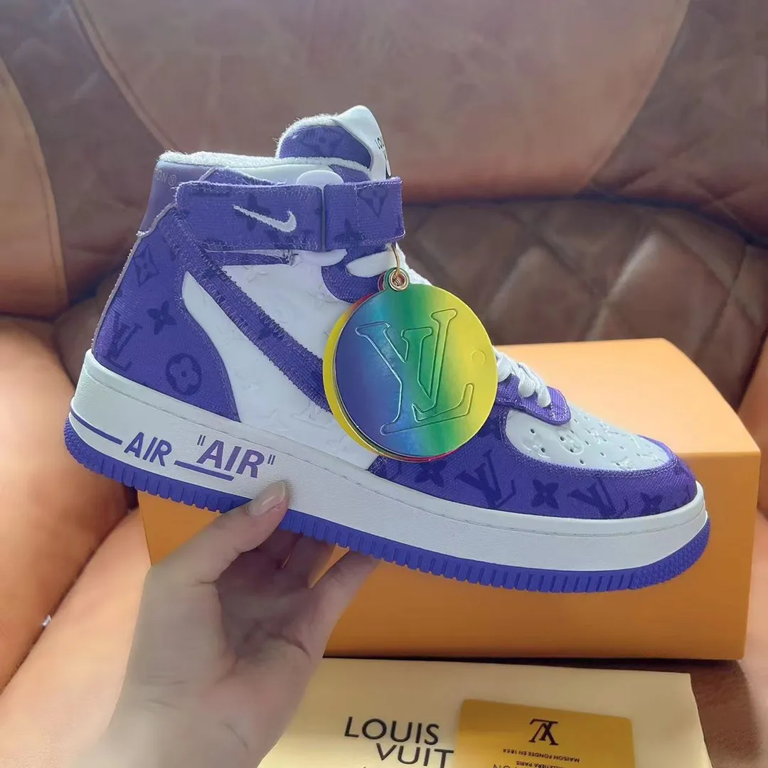P480 Loui* Vuitto* x OFF-WHITE x Nike three-party collaboration! Trendy and cool men's high-top casual sports shoes with unrivaled color matching. The design idea basically continues the style of THE TEN. The Swoosh line and tongue label have a very familiar visual effect and are both fashionable and trendy! A must-have for fashionistas! The effect on your feet is absolutely stunning! Size: 38-45